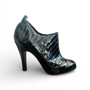 Chanel Black Patent Leather Ribbed Ankle Boots Paris New York Collection Size 39